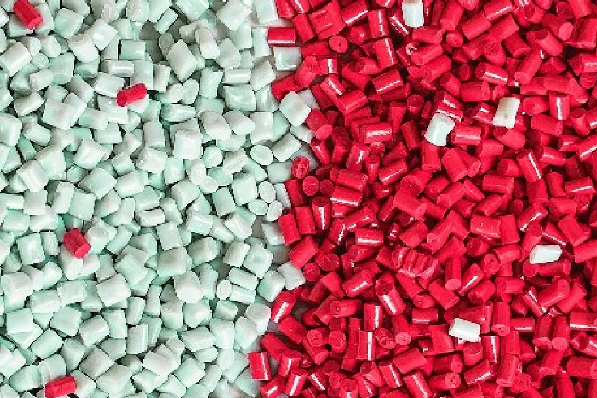 Rote und mintgrüne Kunststoffgranulate